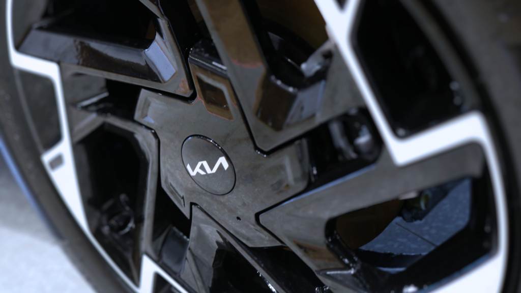 Image of Kia Sportage wheel.