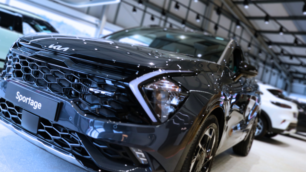 Image of Sportage in showroom from the front.